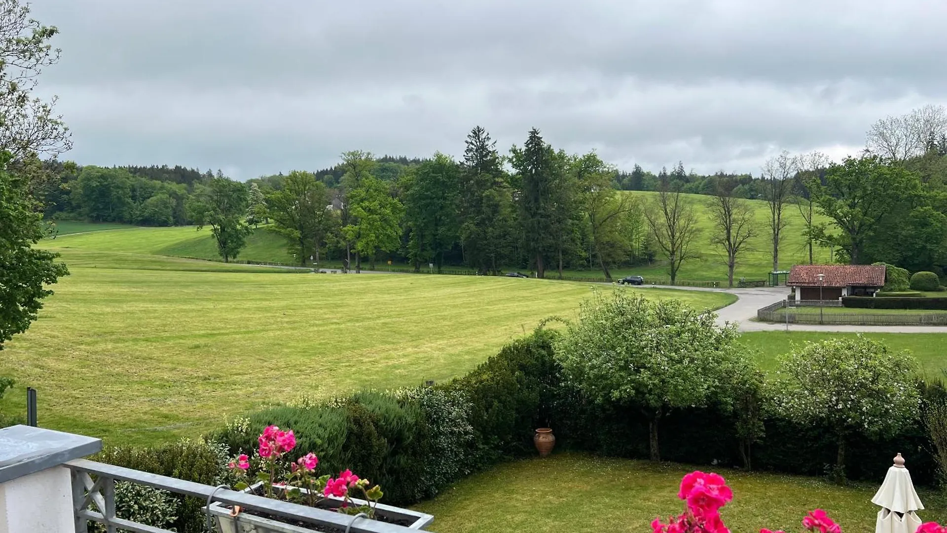 منزل للإقامة Villenzimmer Mit Eigenem Bad, Kunst Und Aussicht Münsing